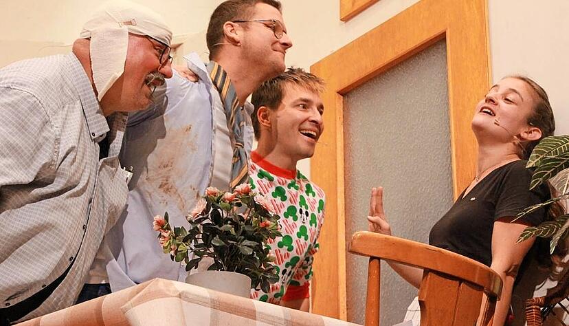 Die Bürgermeister (von links) Rainer Züfle, Michael Foss und Achim Beck mit der Löwenwirtin (Natalie Schäfter), die alles über die Vorgänge im Kochertal weiß.