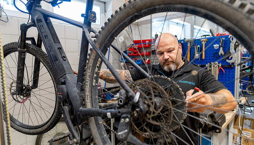 Ein Fachmann legt Hand an: Simon &Ouml;lke, Mitarbeiter bei Fahrrad Bender, justiert die Schaltung eines Rades.
