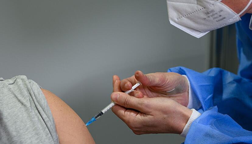 Am BGH geht es heute um die Klage einer Frau, die im März 2021 mit dem Impfstoff Vaxzevria des Herstellers Astrazeneca geimpft wurde. (Symbolbild) Am BGH geht es heute um die Klage einer Frau, die im März 2021 mit dem Impfstoff Vaxzevria des Herstellers Astrazeneca geimpft wurde. (Symbolbild)