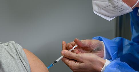 Am BGH geht es heute um die Klage einer Frau, die im M&auml;rz 2021 mit dem Impfstoff Vaxzevria des Herstellers Astrazeneca geimpft wurde. (Symbolbild)