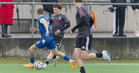 Antonio Sasso (Mitte) ist eine Alternative beim VfB Eppingen auf der rechten Au&szlig;enbahn.