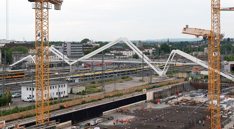 Juni 2022: Die Buga-Brücke, im Volksmund ob ihrer Architektur auch „Blitz-Brücke“ genannt, weist erhebliche Mängel auf. Juni 2022: Die Buga-Brücke, im Volksmund ob ihrer Architektur auch „Blitz-Brücke“ genannt, weist erhebliche Mängel auf.