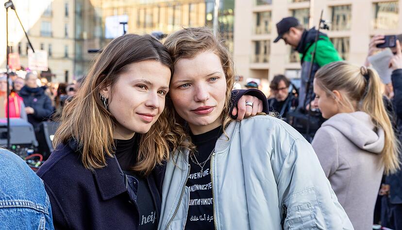 Die Klimaschutzaktivistin Luisa Neubauer (l) zusammen mit der Schauspielerin Luisa-C&eacute;line Gaffron bei der Demo.
