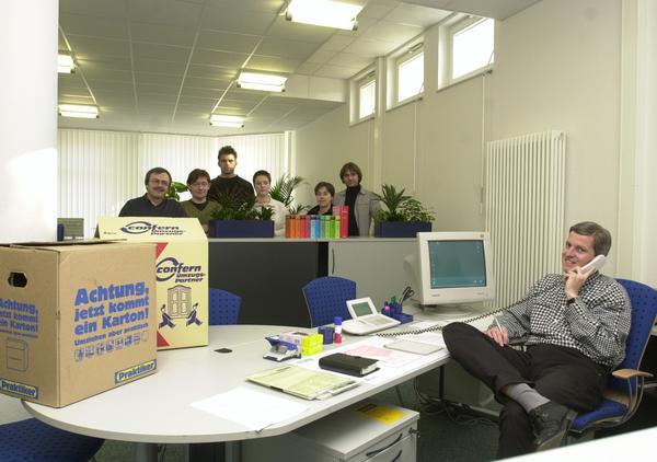 Januar 2001: Umzug geschafft. Die KS-Redaktion ist startklar (von links) Peter Boxheimer, Karin Ruboks, Jürgen Kümmerle, Heike Kinkopf, Ulrike Plapp-Schirmer, Thomas Senger, vorne der damalige Redaktionsleiter und heutige Chefredakteur der Heilbronner Stimme/Kraichgau Stimme/Hohenloher Zeitung, Uwe Ralf Heer.
