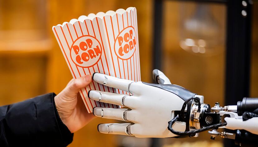 Roboter &laquo;Optimus&raquo; griff kleine Popcorn-Boxen, f&uuml;llte sie auf und &uuml;berreichte sie den Besuchern.