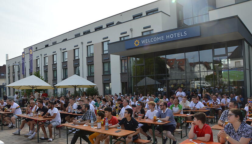 Vor dem Welcome Hotel in Nekarsulm feierten 230 Fans  die deutsche Mannschaft Vor dem Welcome Hotel in Nekarsulm feierten 230 Fans  die deutsche Mannschaft