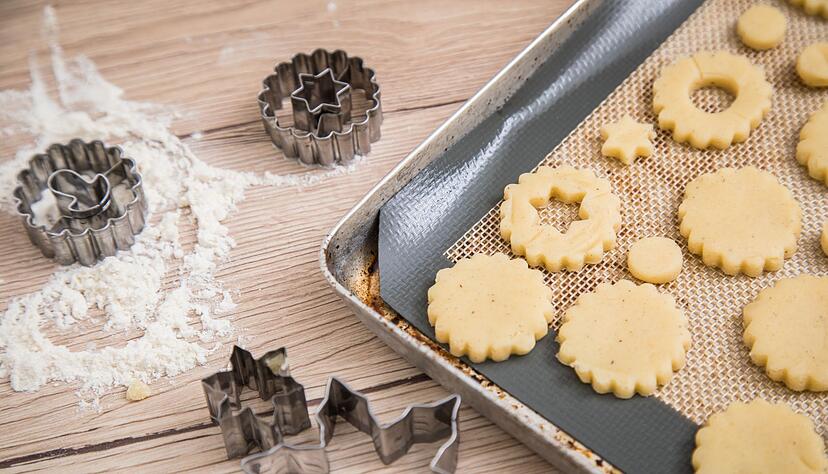 Aufgepasst in der Weihnachtsbäckerei: PFAS-haltiges Backpapier kann gesundheitsschädliche Dämpfe abgeben. Alternativen wie eingefettete Bleche sind umweltfreundlicher. Aufgepasst in der Weihnachtsbäckerei: PFAS-haltiges Backpapier kann gesundheitsschädliche Dämpfe abgeben. Alternativen wie eingefettete Bleche sind umweltfreundlicher.