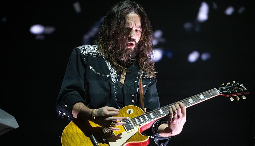 Tom Kaulitz spielt Gitarre beim Tourauftakt von Tokio Hotel.