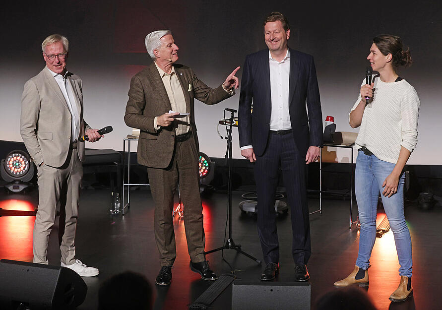 Stimme-Verleger Tilmann Distelbarth (von links), Chefredakteur Uwe Ralf Heer, Kreissparkassen-Chef Ralf Peter Beitner und Ruder-Olympiasiegerin Carina Bär-Mennigen. Stimme-Verleger Tilmann Distelbarth (von links), Chefredakteur Uwe Ralf Heer, Kreissparkassen-Chef Ralf Peter Beitner und Ruder-Olympiasiegerin Carina Bär-Mennigen.