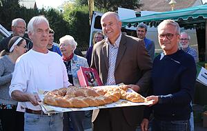 Abschied: (v.l.) Joachim Thaidigsmann, B&uuml;rgermeister Ralf Steinbrenner, Ordnungsamtsleiter Klaus Kaiser.
Foto: privat