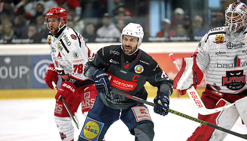 Falken-Kapit&auml;n Freddy Cabana (Mitte) hat seinen Vertrag in Heilbronn um eine weitere Saison verl&auml;ngert.