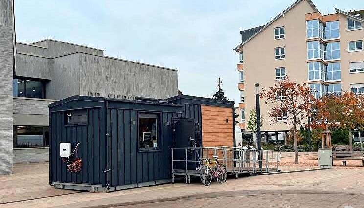 Das Tiny House für Pflegebedürftige hat in Sinsheim Station gemacht. Täglich bis zu 100 Personen haben sich diese Wohnform angeschaut. Könnte sie eine Alternative zu einem Pflegeheimzimmer sein? Das Tiny House für Pflegebedürftige hat in Sinsheim Station gemacht. Täglich bis zu 100 Personen haben sich diese Wohnform angeschaut. Könnte sie eine Alternative zu einem Pflegeheimzimmer sein?