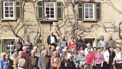 Die ehemaligen Bewohner des Lautenbacher Hofs vor dem Gutshaus der P&auml;chterfamilie Landes. Sie hatten sich teilweise seit Jahrzehnten nicht gesehen und tauschten beim ersten Lautenbacher Treffen lebhaft Erinnerungen aus.Foto: privat