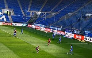 Der Ball ist in der Hoffenheimer Spielfeldhälfte, die Südkurve dahinter ist leer. Da sind sonst die Ultras daheim. Der Ball ist in der Hoffenheimer Spielfeldhälfte, die Südkurve dahinter ist leer. Da sind sonst die Ultras daheim.