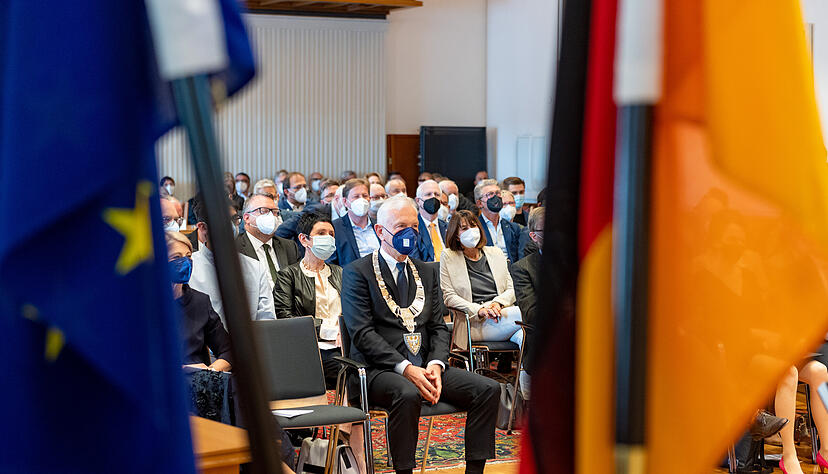 Heilbronns OB Harry Mergel f&uuml;r zweite Amtszeit verpflichtet