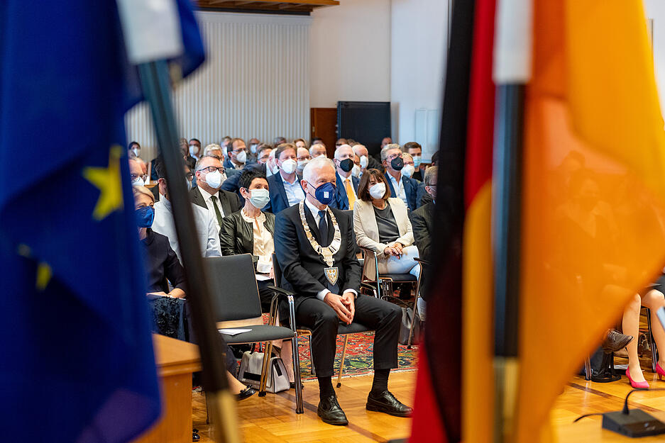 Heilbronns OB Harry Mergel f&uuml;r zweite Amtszeit verpflichtet