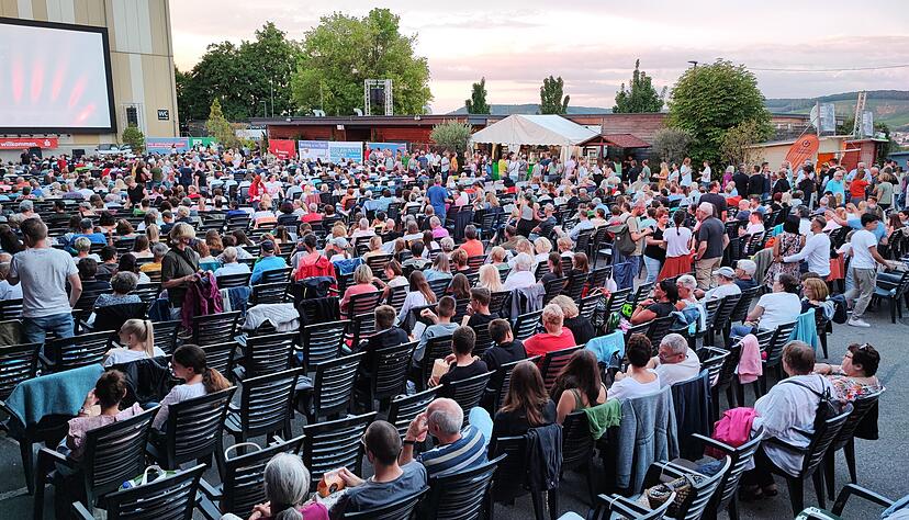 1600 Plätze sind im Open-Air-Kino vorhanden, den Besuchern von romantischem Film bis Science Fiction Unterhaltung zu bieten. 1600 Plätze sind im Open-Air-Kino vorhanden, den Besuchern von romantischem Film bis Science Fiction Unterhaltung zu bieten.