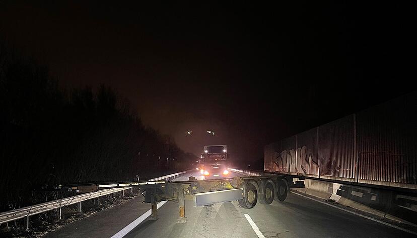 Der Sattelauflieger blockierte in der Dunkelheit alle Fahrspuren der Autobahn. (Foto: Polizei Bremen/dpa)