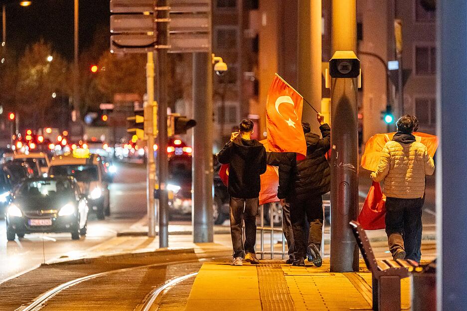 Um 1 Uhr morgens l&ouml;ste sich die Feier der bosnischen und t&uuml;rkischen Fu&szlig;ballfans allm&auml;hlich auf.