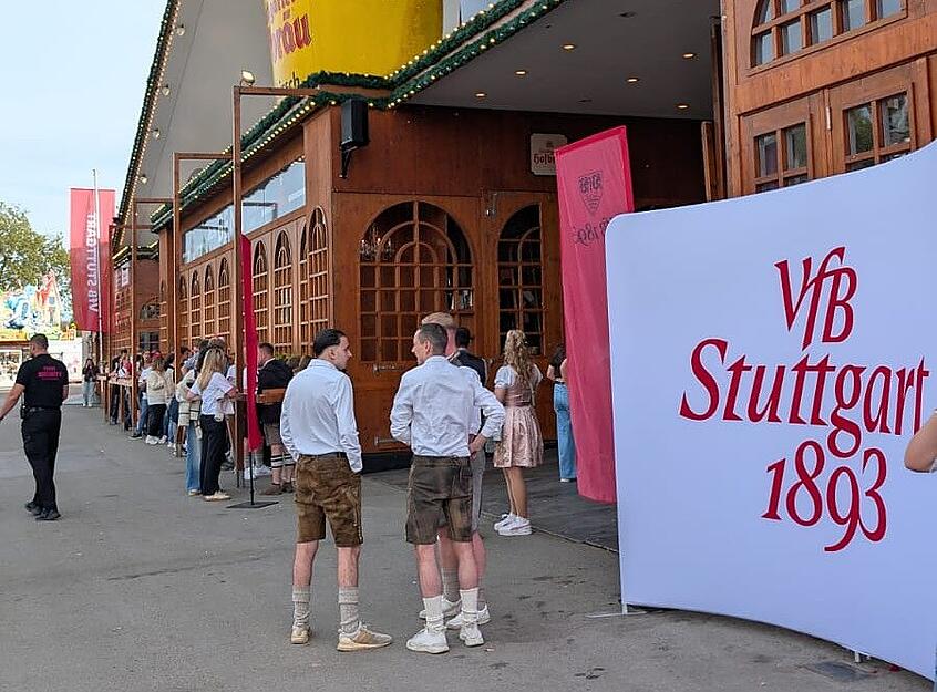 Um 19 Uhr sollte die Freibier-Aktion des VfB-Stars losgehen.