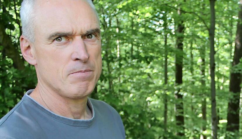 Streckenpate Klaus Pfeffer &auml;rgert sich &uuml;ber die abgerissenenen Schilder.