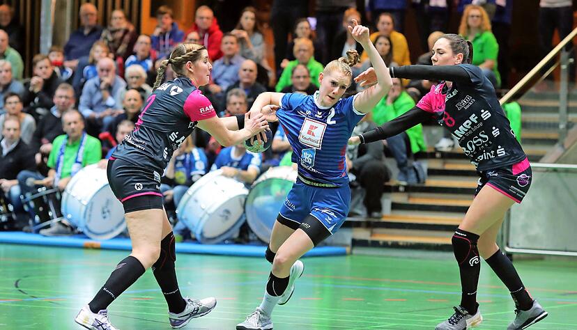 Nur schwer zu halten: Selina Kalmbach von der Neckarsulmer Sport-Union (Mitte) tankt sich gegen zwei Gäste-Spielerinnen durch.
Foto: Andreas Veigel