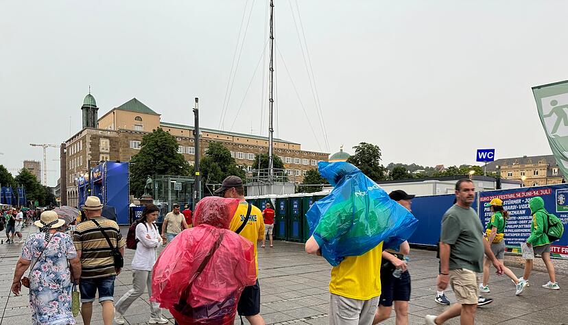 Wegen Warnungen vor Unwetter können die Fans nicht wie gewohnt das Spiel in den Fanzonen Stuttgarts schauen.