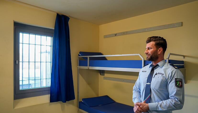 Als Beamter im Justizvollzug betreut, beaufsichtigt und versorgt Marcel El-Damen inhaftierte Männer in der JVA Düsseldorf. Als Beamter im Justizvollzug betreut, beaufsichtigt und versorgt Marcel El-Damen inhaftierte Männer in der JVA Düsseldorf.