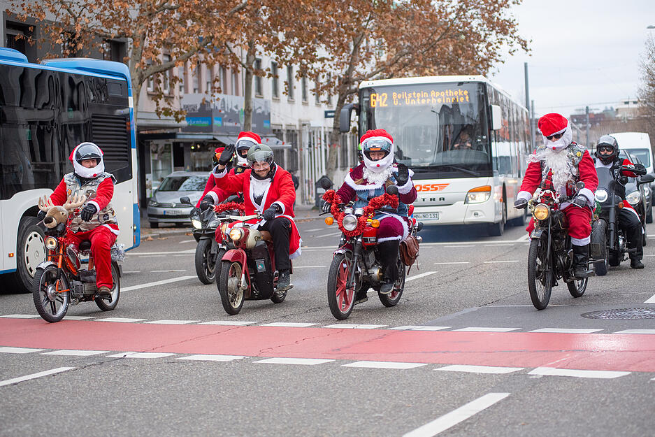 Mofa-Nikoläuse bringen weihnachtliche Stimmung in die Heilbronner Innenstadt. Mofa-Nikoläuse bringen weihnachtliche Stimmung in die Heilbronner Innenstadt.