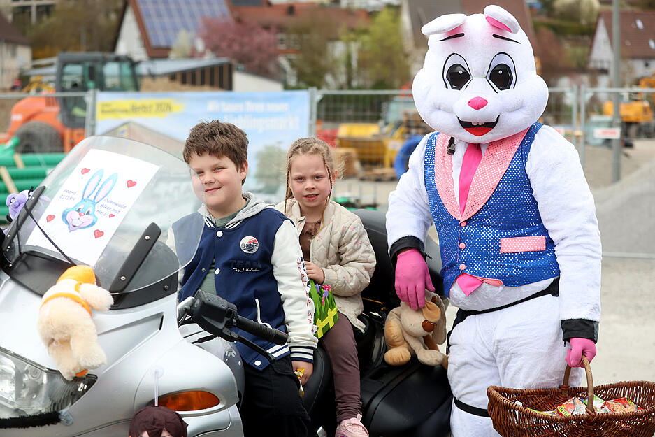 Manche Kinder d&uuml;rfen auf den Motorr&auml;dern der Osterhasen-Biker auch mal probe sitzen.