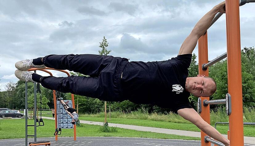Wie eine Fahne hängt sich Kuba an das Klettergerüst im Fitnesspark. Dazu ist viel Körperspannung nötig. Man glaubt es auch, ohne es probiert zu haben.
Fotos: Tscherwitschke Wie eine Fahne hängt sich Kuba an das Klettergerüst im Fitnesspark. Dazu ist viel Körperspannung nötig. Man glaubt es auch, ohne es probiert zu haben.
Fotos: Tscherwitschke