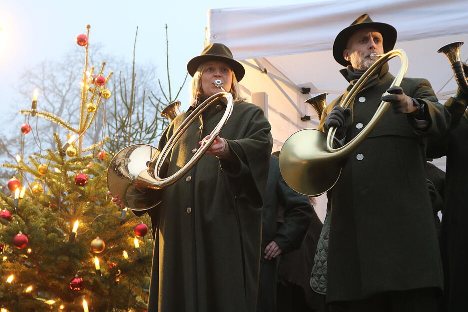 Vor der historischen Schlosskulisse entfaltet sich ein familiärer Weihnachtsmarkt mit besonderem Charme. Vor der historischen Schlosskulisse entfaltet sich ein familiärer Weihnachtsmarkt mit besonderem Charme.