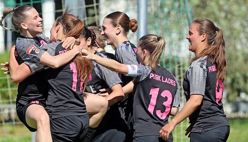 Die Neuensteinerinnen jubeln &uuml;ber das 1:0 durch Nikole Polny (Zweite von links). Am Ende war die Freude noch gr&ouml;&szlig;er: Sie sind Bezirkspokalsieger.