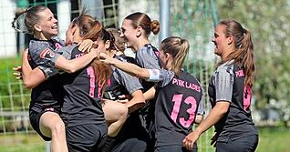 Die Neuensteinerinnen jubeln &uuml;ber das 1:0 durch Nikole Polny (Zweite von links). Am Ende war die Freude noch gr&ouml;&szlig;er: Sie sind Bezirkspokalsieger.
