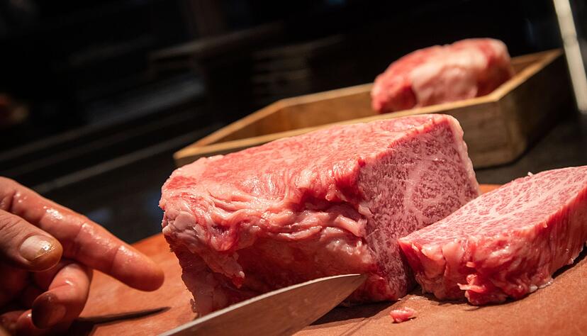 Eine ca. 2,5-Zentimeter dicke Wagyu-Scheibe wurde zur weiteren Verarbeitung abgeschnitten.