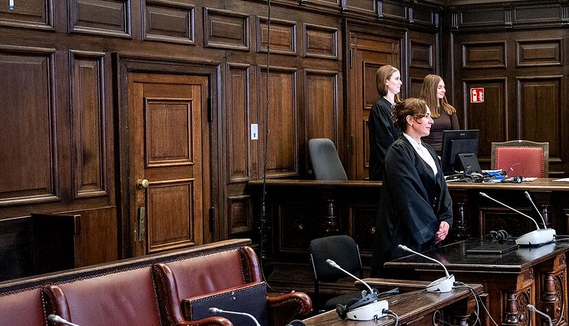 Die Verteidigerin steht zunächst ohne ihre Mandantin im Gerichtsaal, weil die wahrscheinlich psychisch kranke Beschuldigte erst hereingeführt wird, nachdem die Fotografen gegangen sind.