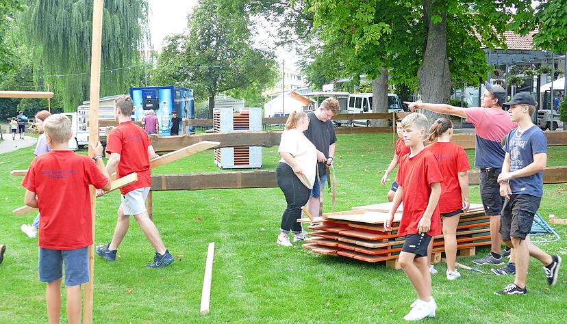 Die Vereine sind voller Vorfreude auf das Parkfest. Helfer, wie die M&auml;dchen und Jungen der Jugendfeuerwehr, waren die ganze Woche am Vorbereiten.
Foto: Schmidt