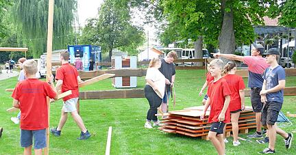 Die Vereine sind voller Vorfreude auf das Parkfest. Helfer, wie die M&auml;dchen und Jungen der Jugendfeuerwehr, waren die ganze Woche am Vorbereiten.
Foto: Schmidt