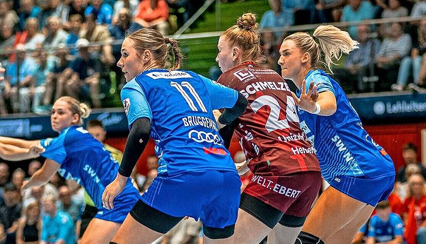 Eine kompakte Abwehr, wie hier mit Annefleur Bruggeman (vorne) und Paulia Uscinowicz, wird auch gegen den Thüringer HC vonnöten sein. Eine kompakte Abwehr, wie hier mit Annefleur Bruggeman (vorne) und Paulia Uscinowicz, wird auch gegen den Thüringer HC vonnöten sein.