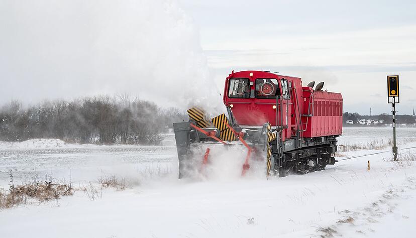 In den vergangenen Tagen waren Schneeverwehungen ein Problem f&uuml;r die Bahn - nun droht gefrierender Regen.