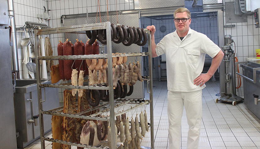 Tobias Meister mit Wurst aus eigener Schlachtung. Foto: Heike Kinkopf Tobias Meister mit Wurst aus eigener Schlachtung. Foto: Heike Kinkopf
