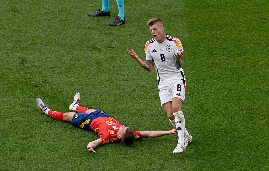 Toni Kroos: Lenkte das Spiel, biss auch in der Verlängerung auf die Zähne. Immer anspielbar und wichtig für die DFB-Elf mit seiner Ruhe, die er auch gegen Spanien an den Tag legte. Note: 2-3
