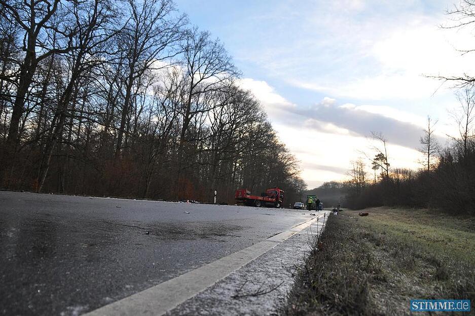 Schlimmer  Glatteis Unfall zwischen  Backnang Aspach und Großbottwar im Kreis Ludwigsburg L1115 wegen Glatteis  krachte ein klein LKW mit einen PKW zusammen mehrere wurden  schwerverletzt.