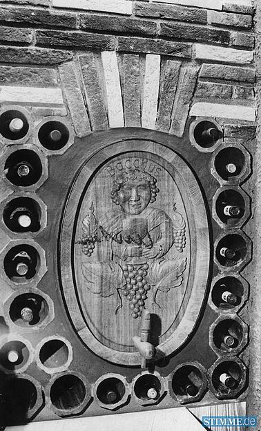 Bacchus strahlt. Das kunstvoll in die Wand eingelassene Weinfass mit Flaschenregal schmückt die Gaststube des Heilbronner Hauses des Handwerks. Bacchus strahlt. Das kunstvoll in die Wand eingelassene Weinfass mit Flaschenregal schmückt die Gaststube des Heilbronner Hauses des Handwerks.