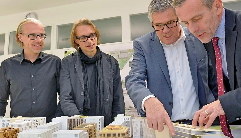 Hanspeter Faas und Robert an der Brügge (rechts) bauen ein Kinderhaus in den Neckarbogen ein, vorerst nur im Modell. Das Gebäude und ein benachbartes Wohnhaus wurden von Chris und Thomas Finkh (links) entworfen.Foto: Mario Berger Hanspeter Faas und Robert an der Brügge (rechts) bauen ein Kinderhaus in den Neckarbogen ein, vorerst nur im Modell. Das Gebäude und ein benachbartes Wohnhaus wurden von Chris und Thomas Finkh (links) entworfen.Foto: Mario Berger