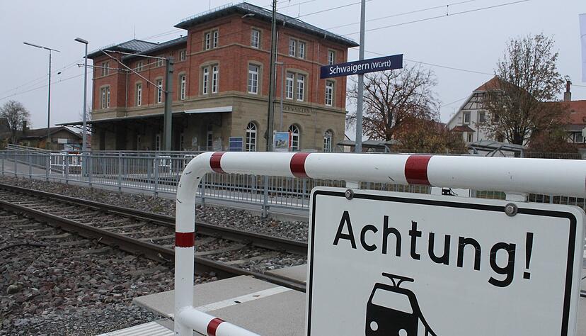 Der Schwaigerner Gemeinderat hat am Montag dem zweigleisigen Ausbau zwischen Schwaigern und Leingarten einvernehmlich zugestimmt. Die Stadt muss sich an den Kosten beteiligen.
Foto: Friedhelm Römer Der Schwaigerner Gemeinderat hat am Montag dem zweigleisigen Ausbau zwischen Schwaigern und Leingarten einvernehmlich zugestimmt. Die Stadt muss sich an den Kosten beteiligen.
Foto: Friedhelm Römer