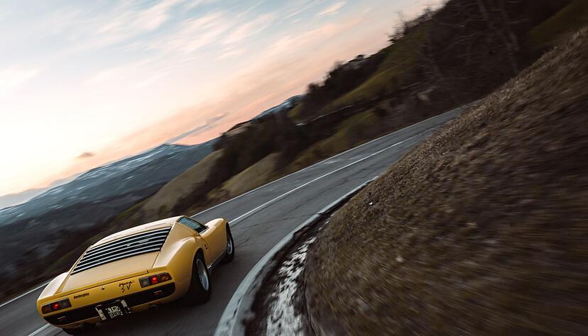 Fest f&uuml;r Fans: Die Sportwagenikone schl&auml;ngelt sich &uuml;ber kurvenreiche Landstra&szlig;en.