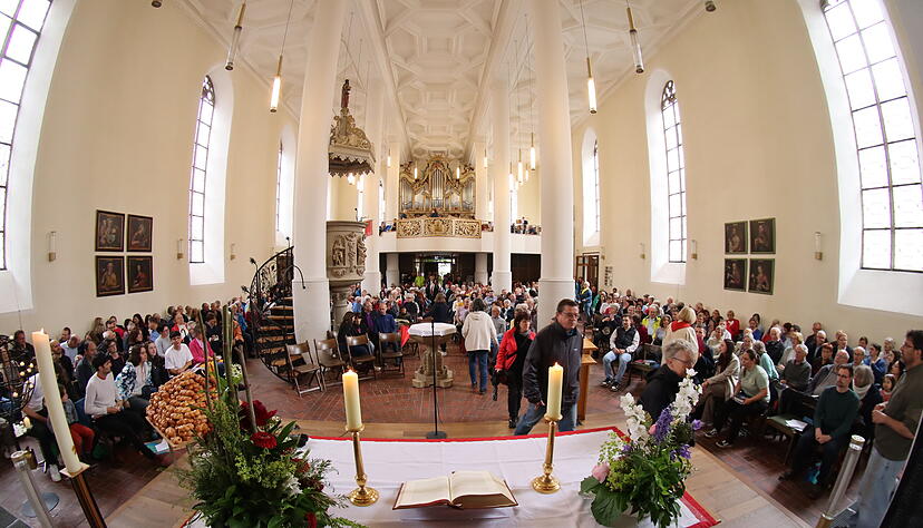 Eigentlich sollte der einzige Pfingst-Sonntagsgottesdienst im evangelischen Bezirk Hohenlohe auf den Wertwiesen gefeiert werden. Doch wegen des Regens zieht die Gemeinde in die K&uuml;nzelsauer Johanneskirche um - und sorgt daf&uuml;r, dass diese so voll ist wie selten.