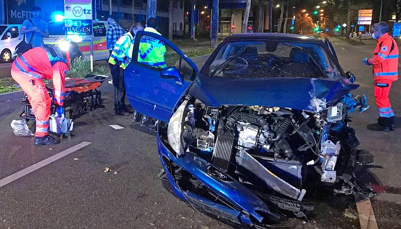 Bei einem Unfall auf der Weipertstraße in der Nähe des Europaplatzes sind am Dienstagmorgen zwei Menschen verletzt worden.
Foto: Feuerwehr Heilbronn