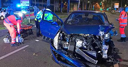 Bei einem Unfall auf der Weipertstraße in der Nähe des Europaplatzes sind am Dienstagmorgen zwei Menschen verletzt worden.
Foto: Feuerwehr Heilbronn